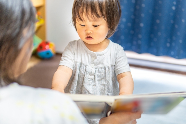 絵本を指さす子ども