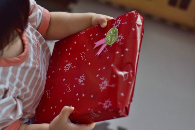 プレゼントを持つ子ども